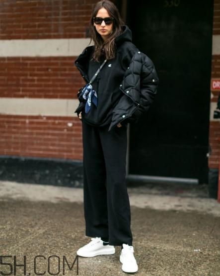 冬天穿闊腿褲配什么鞋子？冬天闊腿褲搭配鞋子圖片