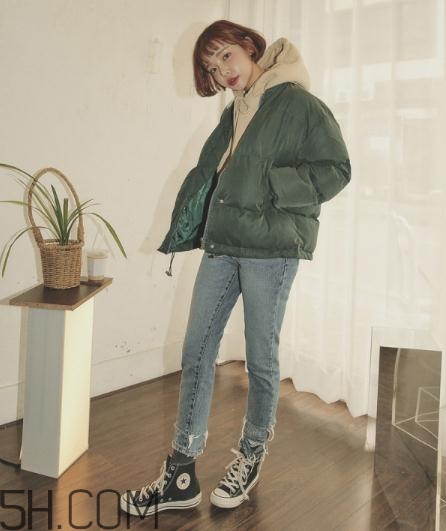 軍綠色羽絨服怎么搭配？軍綠色羽絨服搭配圖片