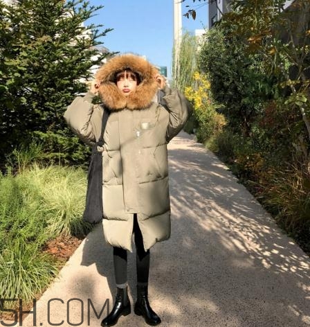 軍綠色羽絨服怎么搭配？軍綠色羽絨服搭配圖片