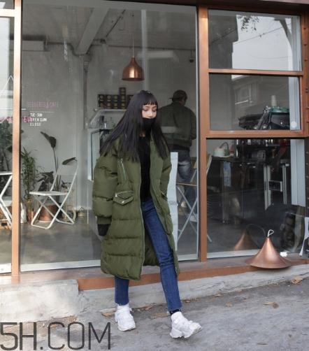 軍綠色羽絨服怎么搭配？軍綠色羽絨服搭配圖片