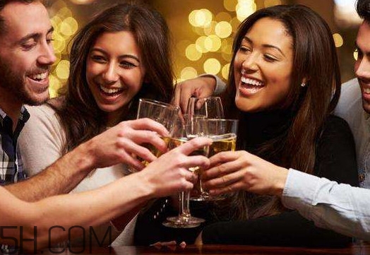 服用哪些藥物前后不能喝酒？為什么不能用茶葉水服藥