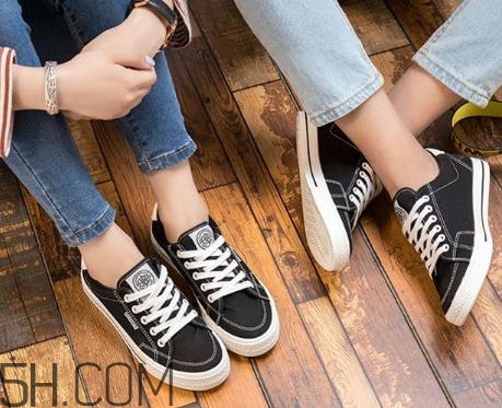 帆布鞋什么顏色好看？帆布鞋黑色好還是白色？