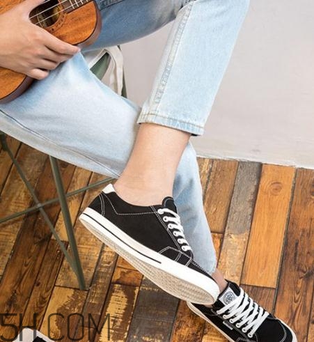 帆布鞋什么顏色好看？帆布鞋黑色好還是白色？