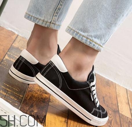 帆布鞋什么顏色好看？帆布鞋黑色好還是白色？