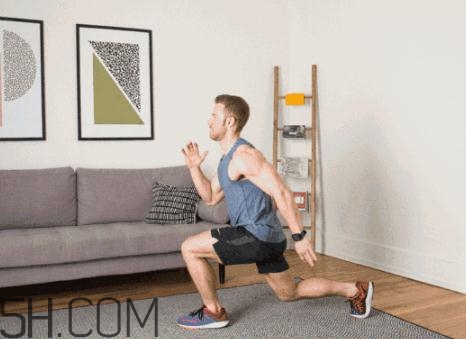 箭步蹲鍛煉哪里肌肉？箭步蹲和深蹲哪個好？