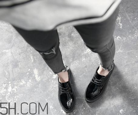 漆皮鞋子容易皺嗎？漆皮鞋子磨腳怎么辦？