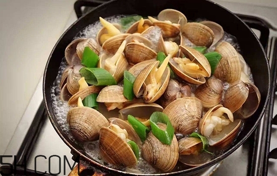 為什么會(huì)長(zhǎng)紅血絲？怎么通過健康的食療去除紅血絲？