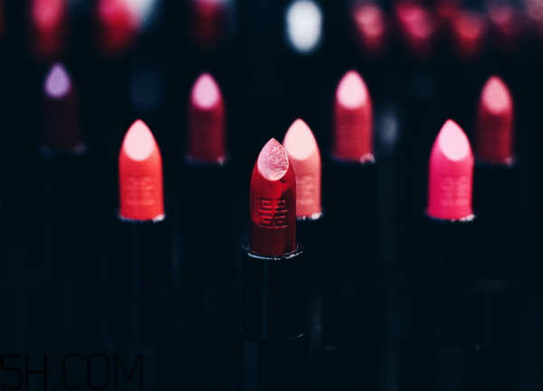 紀(jì)梵希新版禁忌之吻色號(hào)試色 紀(jì)梵希禁忌之吻16號(hào)好用嗎 紀(jì)梵希新版禁忌之吻色號(hào)試色 紀(jì)梵希禁忌之吻16號(hào)好用嗎