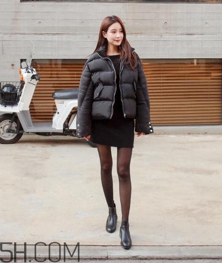 黑色羽絨服配什么顏色毛衣？黑色羽絨服搭配毛衣圖片