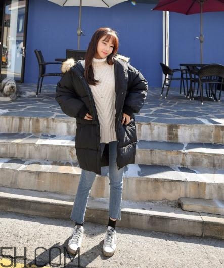 黑色羽絨服配什么顏色毛衣？黑色羽絨服搭配毛衣圖片