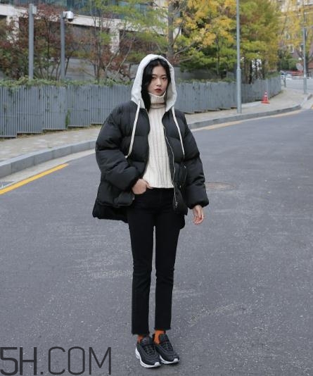 黑色羽絨服配什么顏色毛衣？黑色羽絨服搭配毛衣圖片