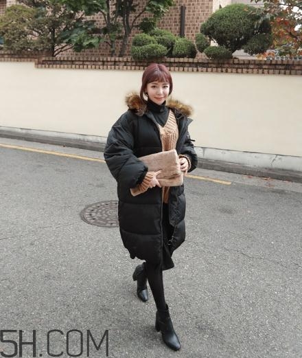 黑色羽絨服配什么顏色毛衣？黑色羽絨服搭配毛衣圖片