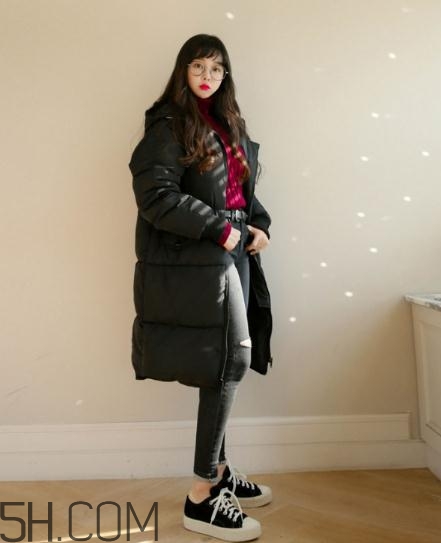 黑色羽絨服配什么顏色毛衣？黑色羽絨服搭配毛衣圖片