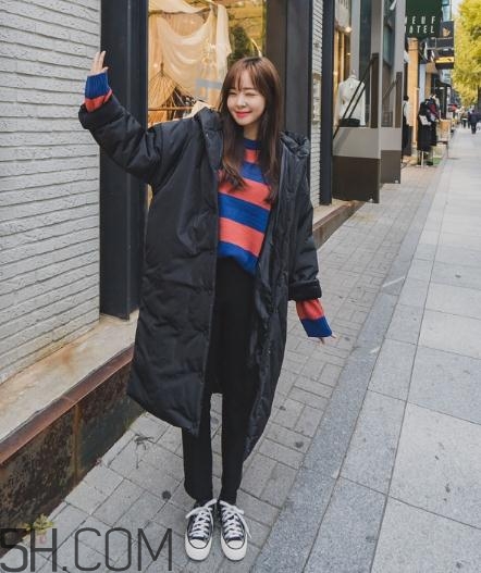 黑色羽絨服配什么顏色毛衣？黑色羽絨服搭配毛衣圖片