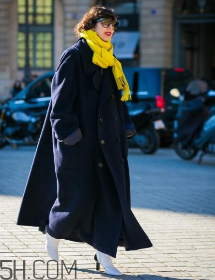 深藍色大衣配什么顏色圍巾？深藍色大衣搭配圍巾圖片