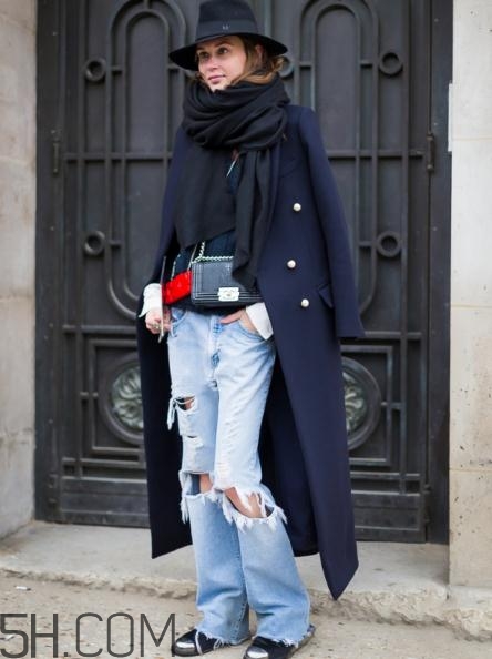 深藍色大衣配什么顏色圍巾？深藍色大衣搭配圍巾圖片