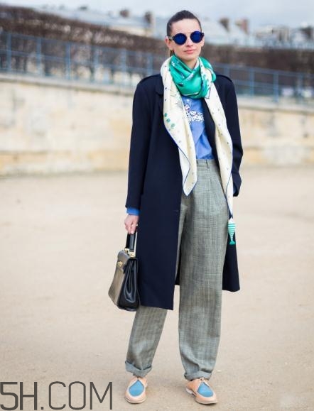 深藍色大衣配什么顏色圍巾？深藍色大衣搭配圍巾圖片