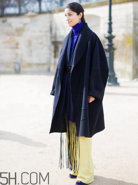 深藍色大衣配什么顏色圍巾？深藍色大衣搭配圍巾圖片