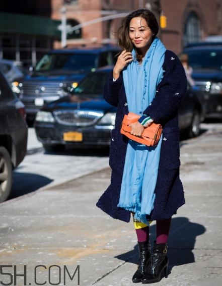 深藍色大衣配什么顏色圍巾？深藍色大衣搭配圍巾圖片