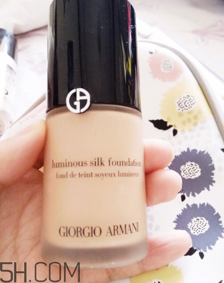 阿瑪尼絲質(zhì)亮麗粉底液好用嗎？阿瑪尼絲質(zhì)亮麗粉底液多少錢？