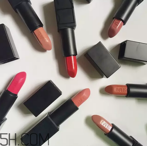 涂口紅前用bb打底可以嗎？最近比較火的口紅品牌有哪些？