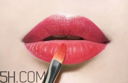 怎樣應(yīng)對(duì)唇妝脫妝問(wèn)題？涂口紅前怎樣用bb打底？