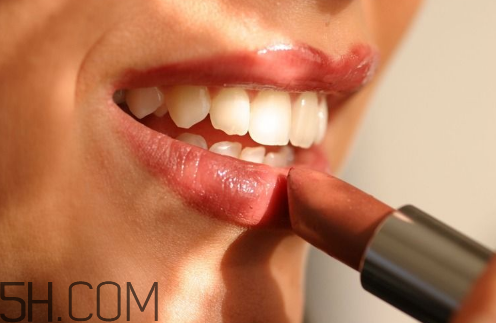 怎樣應(yīng)對(duì)唇妝脫妝問(wèn)題？涂口紅前怎樣用bb打底？