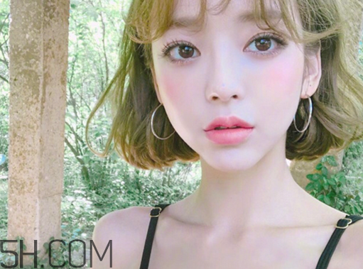 什么顏色的口紅最自然？如何根據(jù)皮膚顏色選擇適合自己的口紅