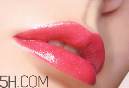 怎樣應(yīng)對(duì)唇妝脫妝問(wèn)題？涂口紅前怎樣用bb打底？