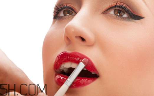 涂口紅前用bb打底可以嗎？最近比較火的口紅品牌有哪些？