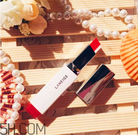 涂口紅前用bb打底可以嗎？最近比較火的口紅品牌有哪些？