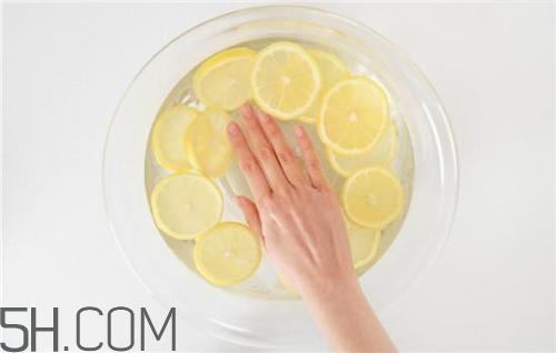 用檸檬水洗臉可以嗎？檸檬水洗臉的功效是什么呢？