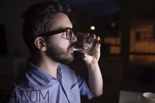 夜跑能喝水嗎？夜跑多久以后才能喝水？