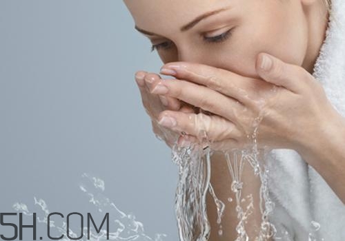 用檸檬水洗臉可以嗎？檸檬水洗臉的功效是什么呢？