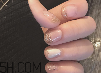 經(jīng)常做美甲好不好？淺色美甲款式推薦