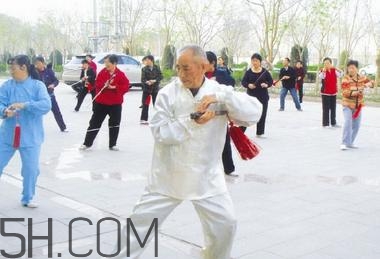 冬季應(yīng)該怎么晨練？冬季晨練的注意事項(xiàng)有哪些？