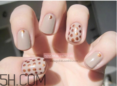 指甲油哪個牌子好？腳趾甲變色是怎么回事？