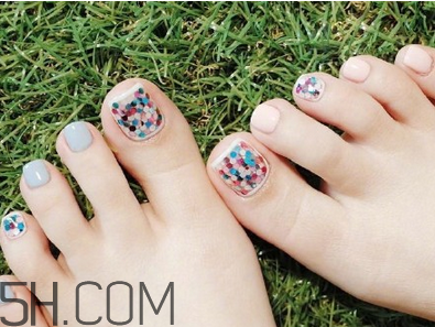 指甲油哪個牌子好？腳趾甲變色是怎么回事？