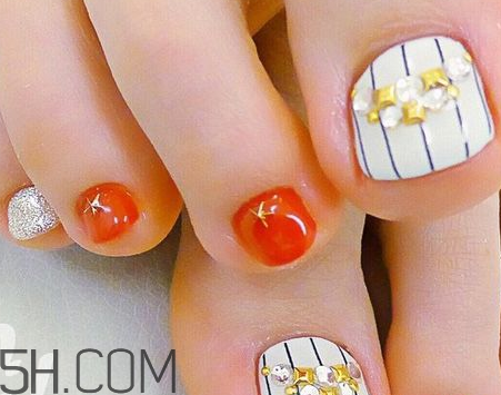 最流行的韓式清新腳指美甲圖 簡單款腳指甲美甲圖片 最流行的韓式清新腳指美甲圖 簡單款腳指甲美甲圖片