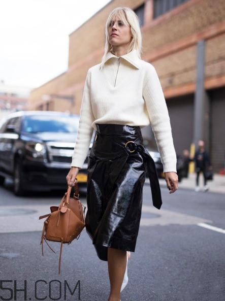 焦糖色包包配什么顏色好看？焦糖色包包搭配圖片