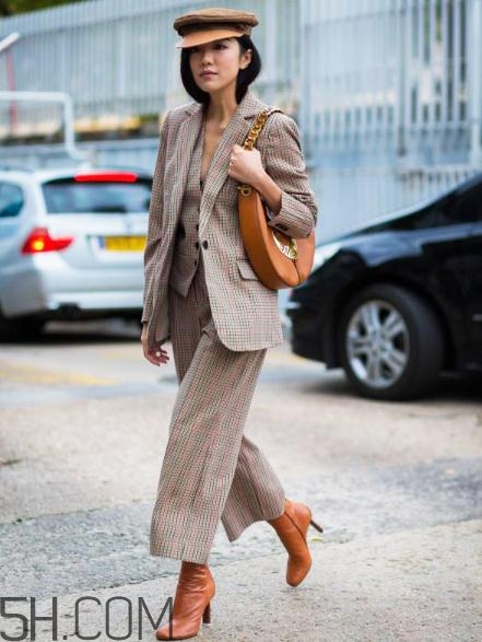 焦糖色包包配什么顏色好看？焦糖色包包搭配圖片