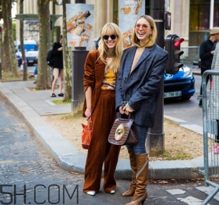 焦糖色包包配什么顏色好看？焦糖色包包搭配圖片