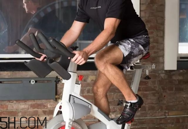 騎動(dòng)感單車(chē)穿什么鞋好？騎動(dòng)感單車(chē)穿什么衣服好？