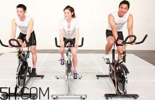 騎動(dòng)感單車(chē)穿什么鞋好？騎動(dòng)感單車(chē)穿什么衣服好？