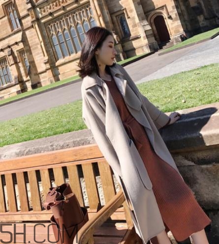 焦糖色連衣裙配什么外套？焦糖色連衣裙搭配圖片