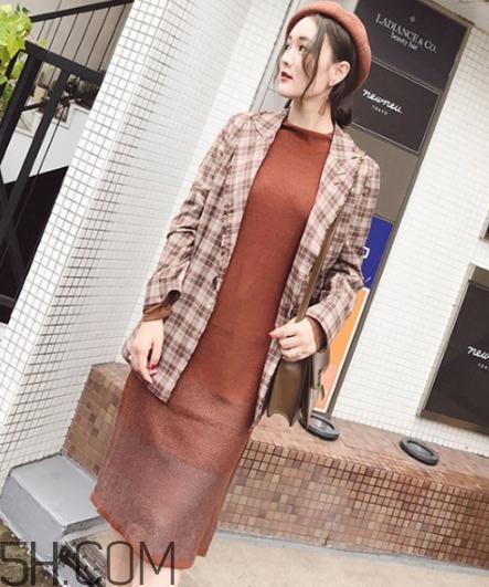 焦糖色連衣裙配什么外套？焦糖色連衣裙搭配圖片