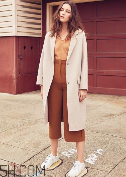 焦糖色闊腿褲配什么鞋子？焦糖色闊腿褲搭配鞋子圖片