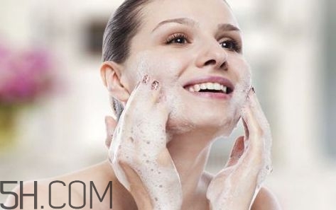 睡前洗臉的好處有哪些？早上不洗臉的好處有哪些？