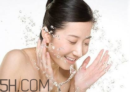 睡前洗臉的好處有哪些？早上不洗臉的好處有哪些？