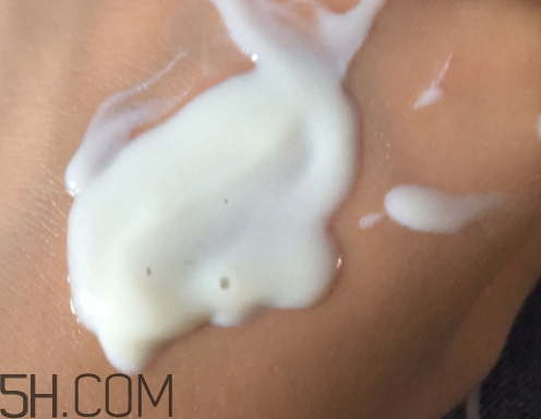 理膚泉大哥大防曬金標(biāo)和綠標(biāo)哪個(gè)好_區(qū)別 理膚泉大哥大防曬金標(biāo)和綠標(biāo)哪個(gè)好_區(qū)別